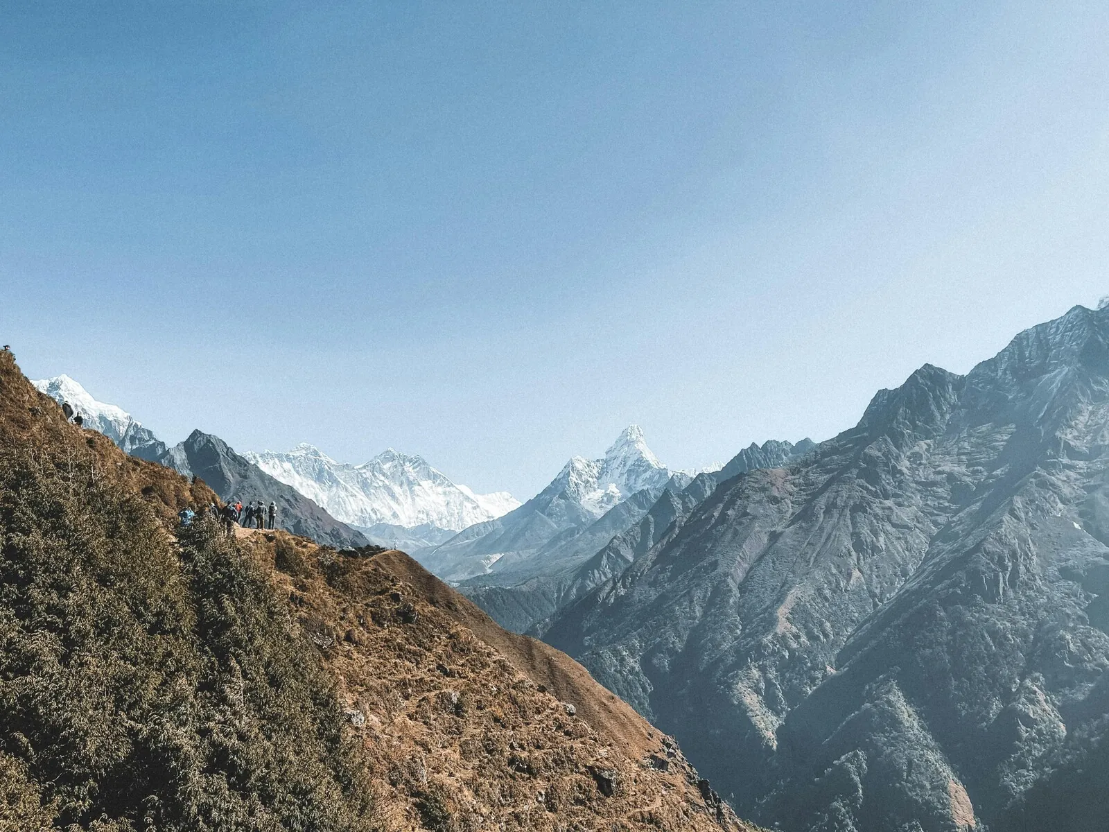Vista del Himalaya con banderas de oración nepalíes al atardecer
