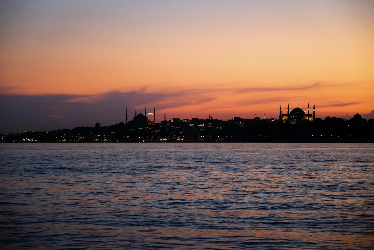 Vista panorámica de Estambul con mezquitas y el Bósforo al atardecer