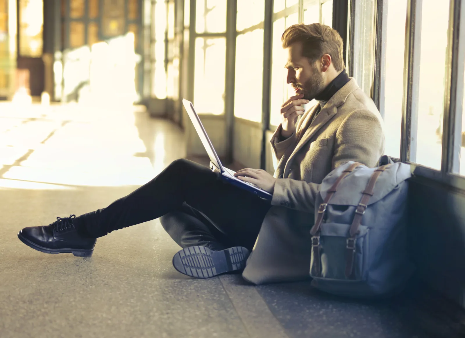 Viajero de negocios en tránsito en el aeropuerto